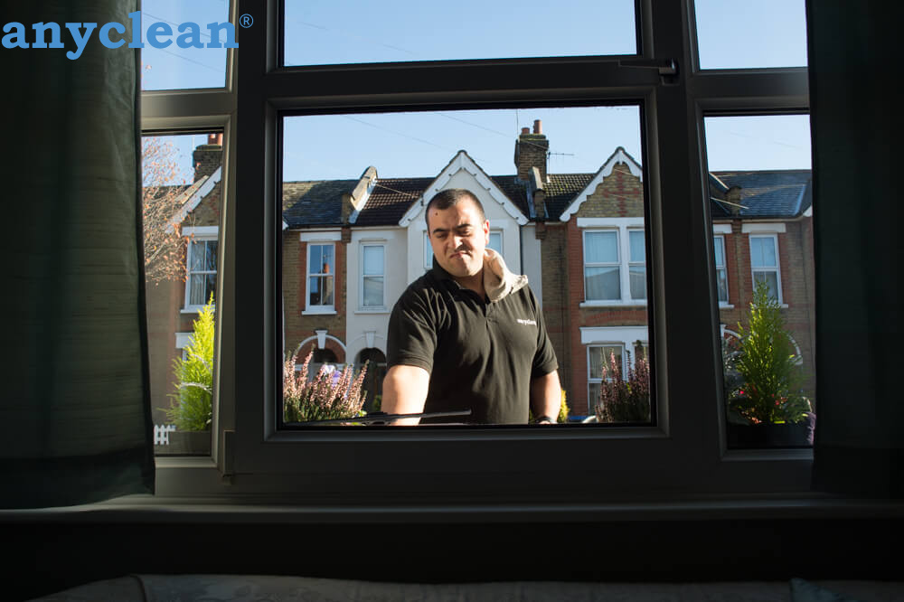 Squeegee polish for house windows in the vicinity of GR79+V3 London, United Kingdom