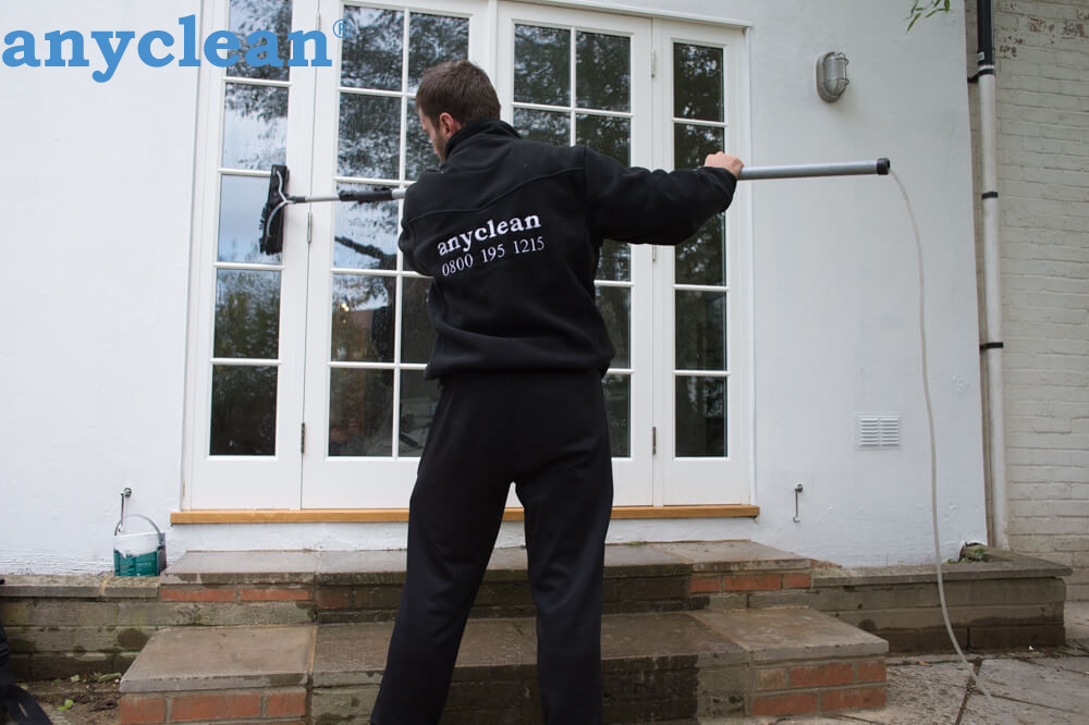Experienced window washers by Anyclean in the vicinity of HQ5M M9 London, United Kingdom